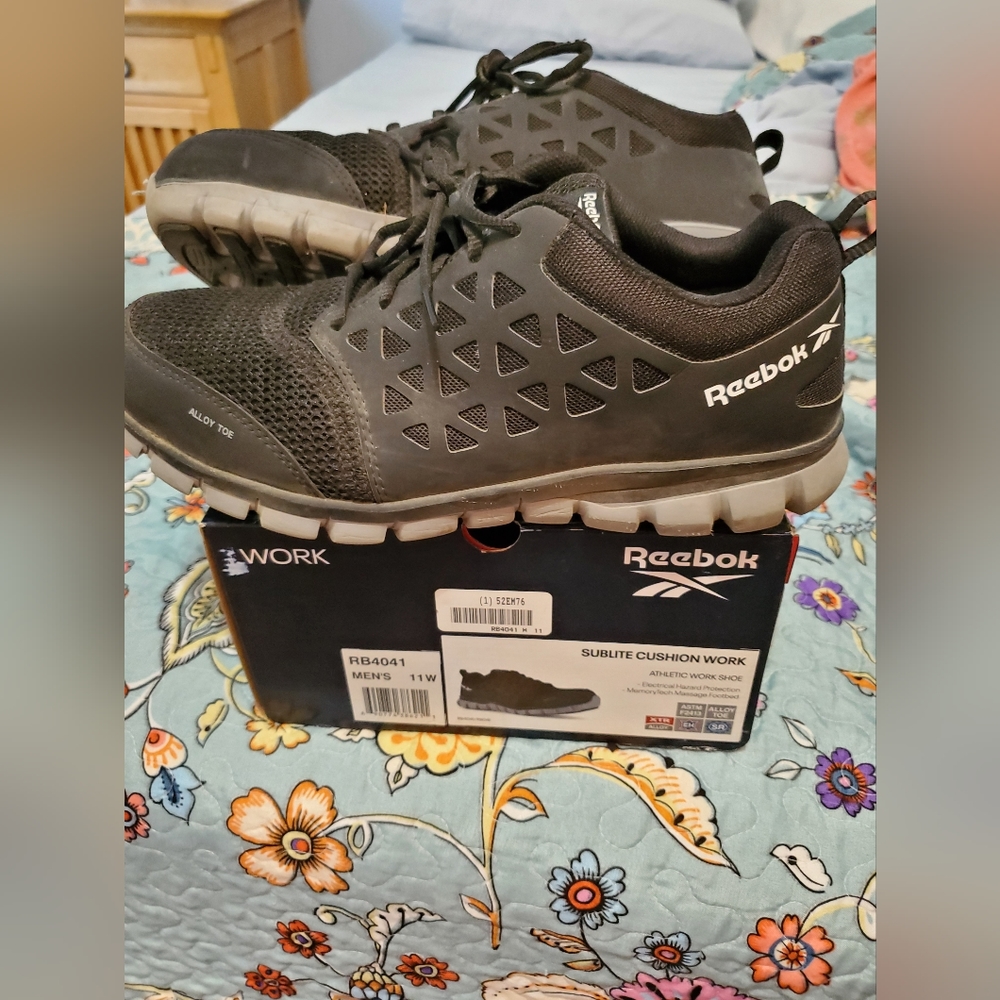 Men's 11w Reebok black work shoes